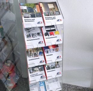 Acrylständer bestückt Acrylständer bestückt