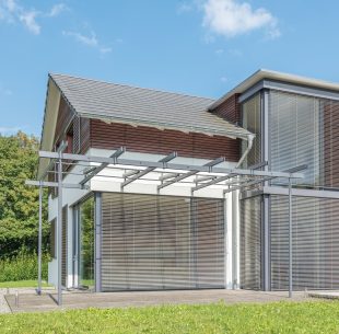 Gebäude mit Raffstores Einfamilienhaus mit Raffstore